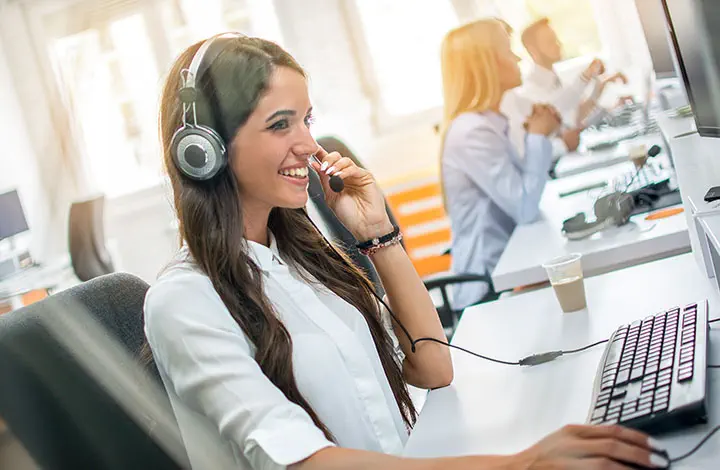 Représentant du service client au téléphone